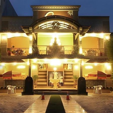 Patria Palace Hotel Blitar Eksteriør billede