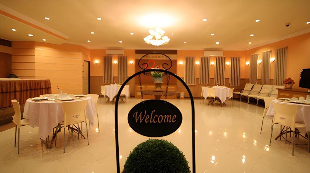 Patria Palace Hotel Blitar Eksteriør billede