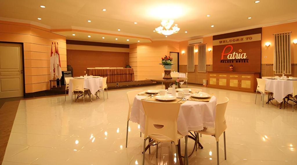 Patria Palace Hotel Blitar Eksteriør billede