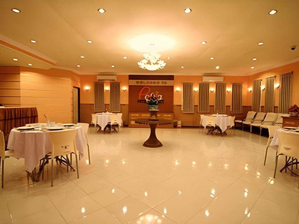 Patria Palace Hotel Blitar Eksteriør billede