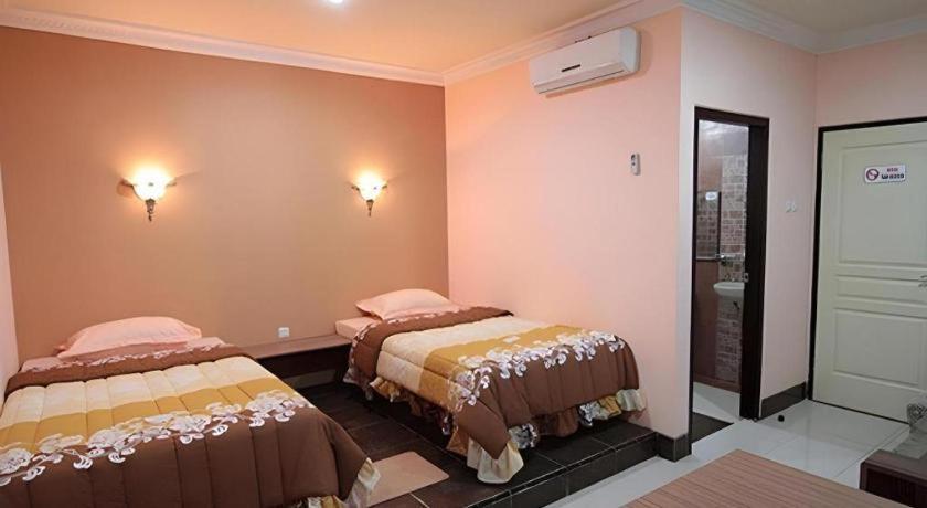 Patria Palace Hotel Blitar Eksteriør billede