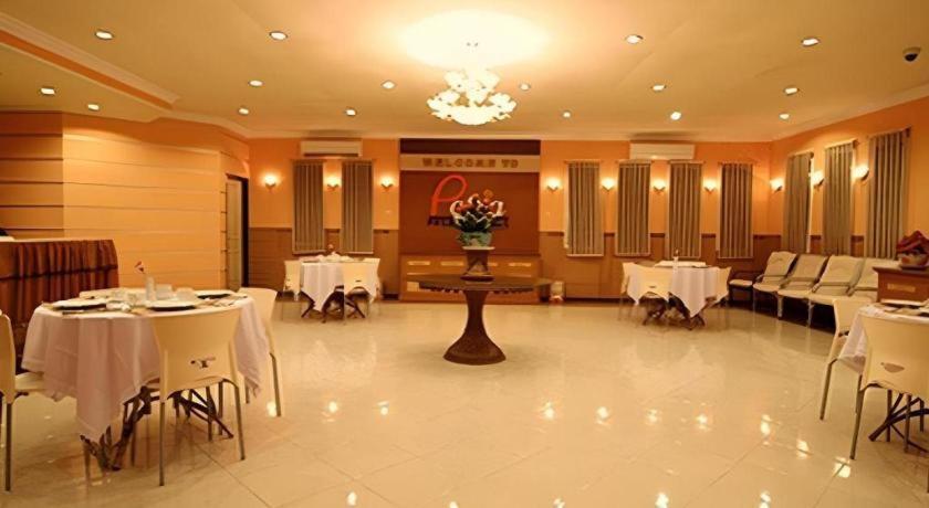 Patria Palace Hotel Blitar Eksteriør billede