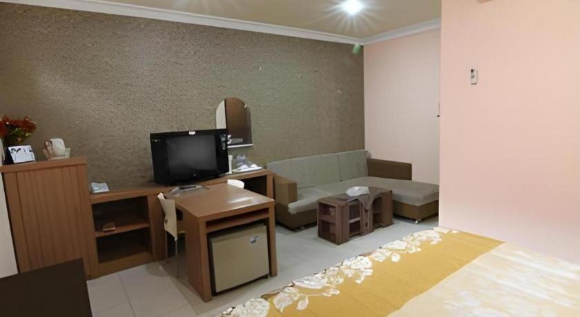 Patria Palace Hotel Blitar Eksteriør billede