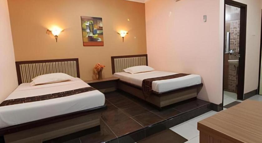 Patria Palace Hotel Blitar Eksteriør billede
