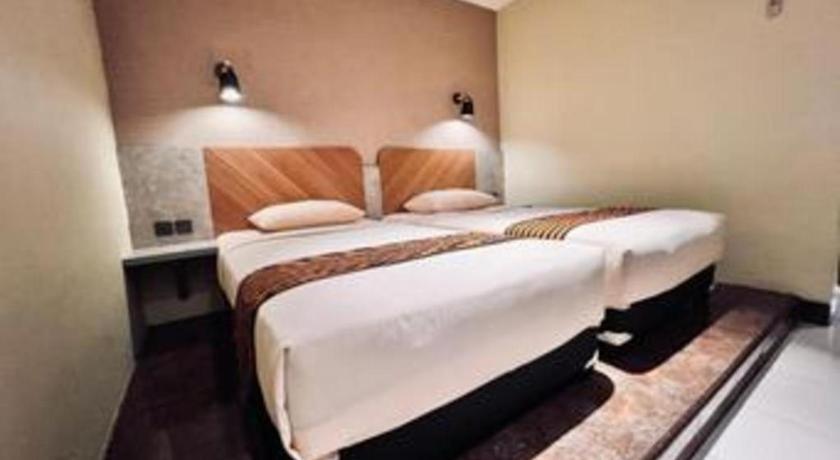 Patria Palace Hotel Blitar Eksteriør billede