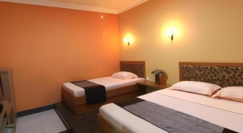 Patria Palace Hotel Blitar Eksteriør billede