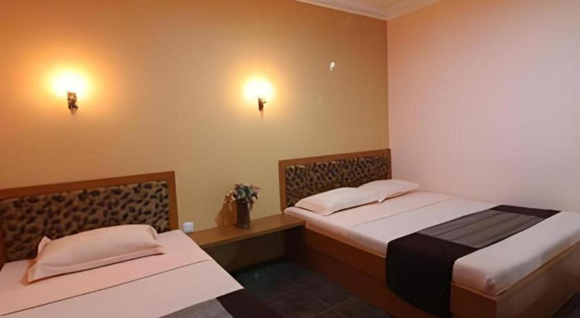 Patria Palace Hotel Blitar Eksteriør billede
