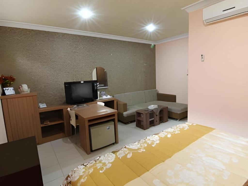 Patria Palace Hotel Blitar Eksteriør billede
