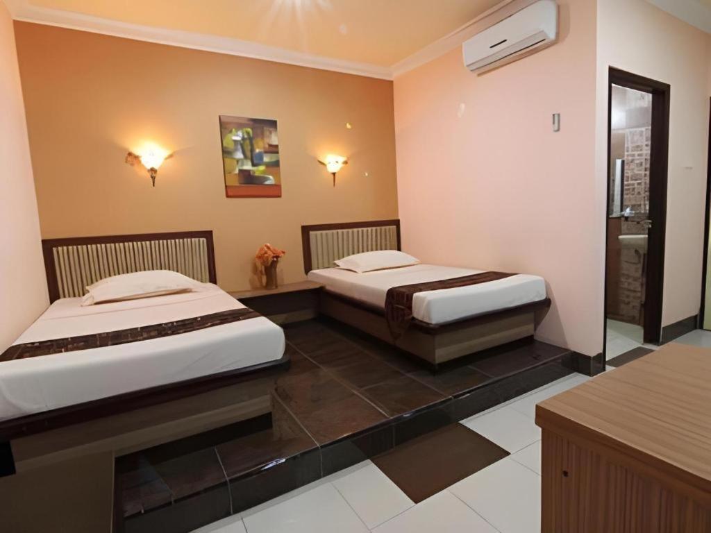 Patria Palace Hotel Blitar Eksteriør billede