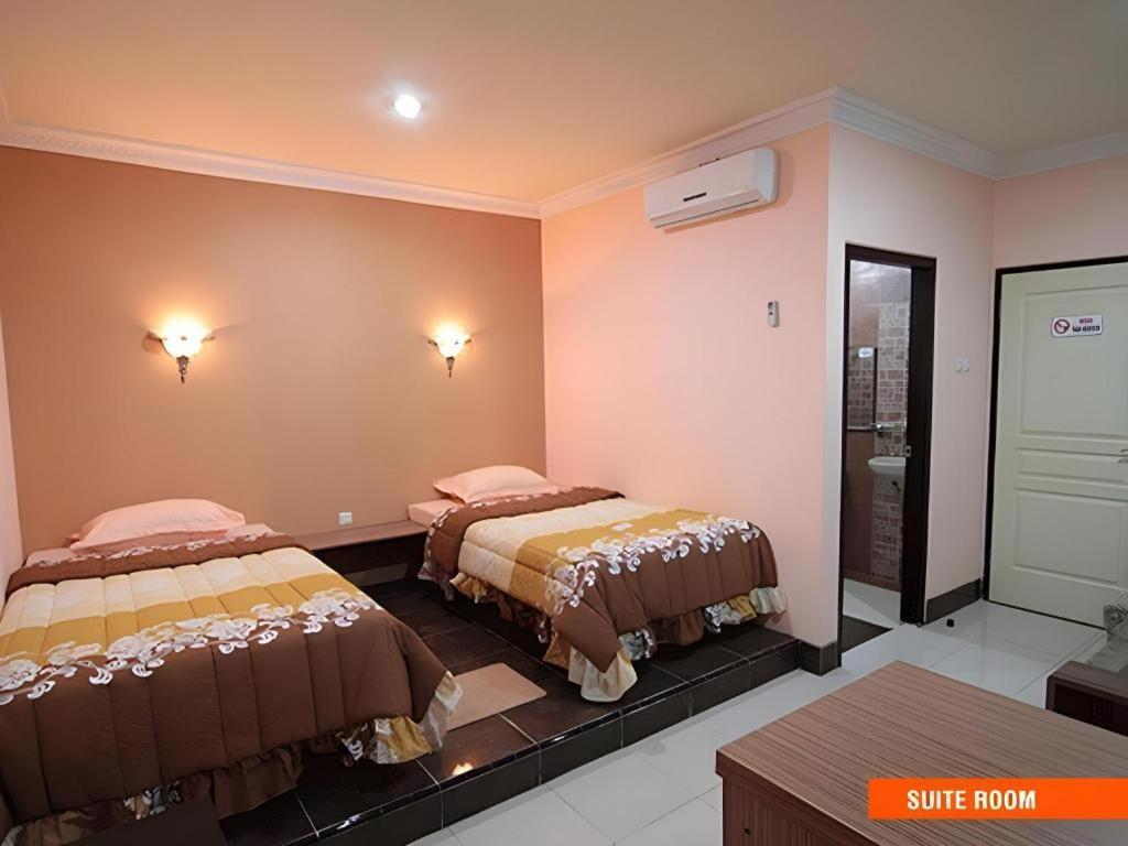Patria Palace Hotel Blitar Eksteriør billede