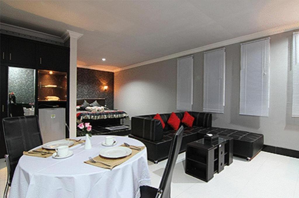Patria Palace Hotel Blitar Eksteriør billede