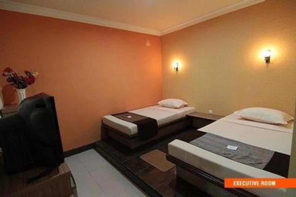 Patria Palace Hotel Blitar Eksteriør billede