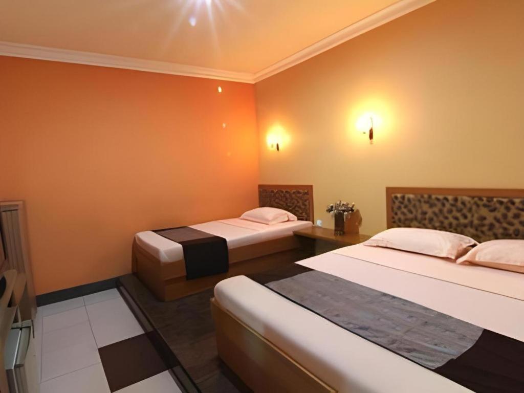 Patria Palace Hotel Blitar Eksteriør billede