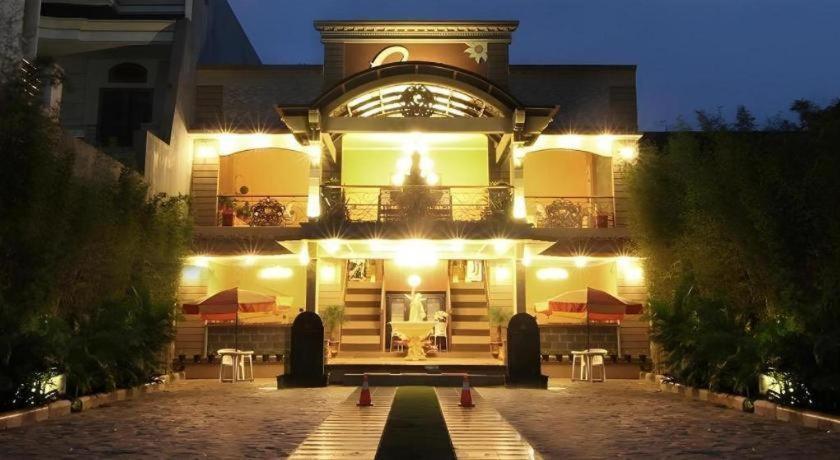 Patria Palace Hotel Blitar Eksteriør billede