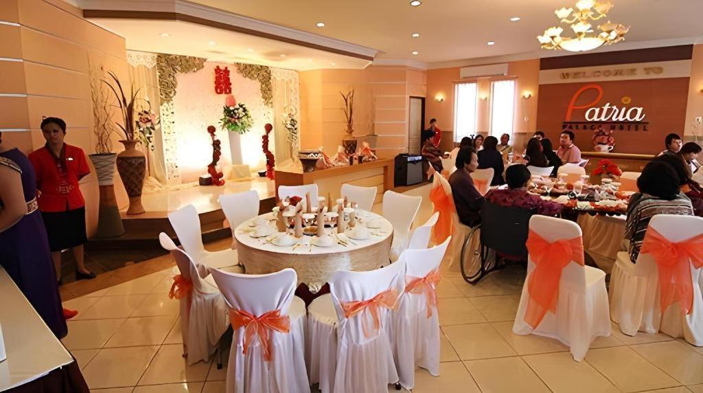 Patria Palace Hotel Blitar Eksteriør billede