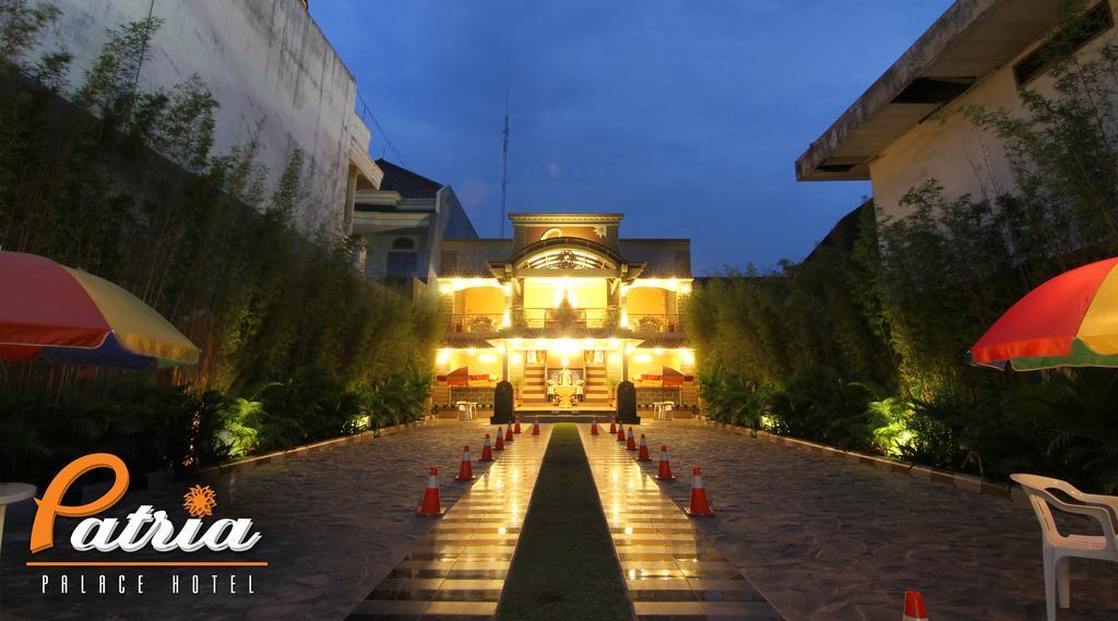 Patria Palace Hotel Blitar Eksteriør billede