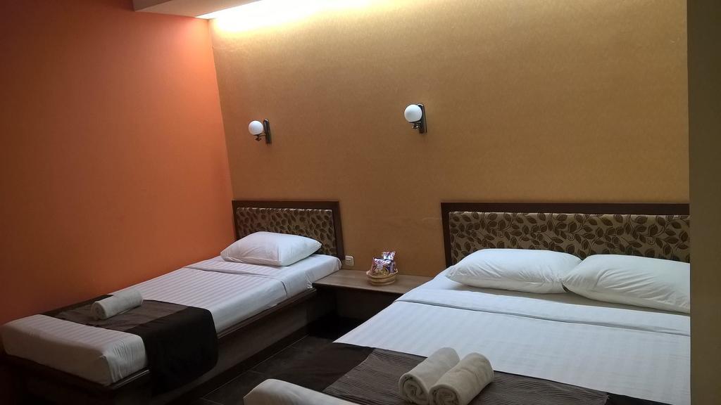 Patria Palace Hotel Blitar Eksteriør billede