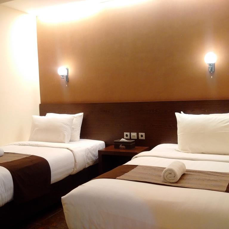 Patria Palace Hotel Blitar Eksteriør billede