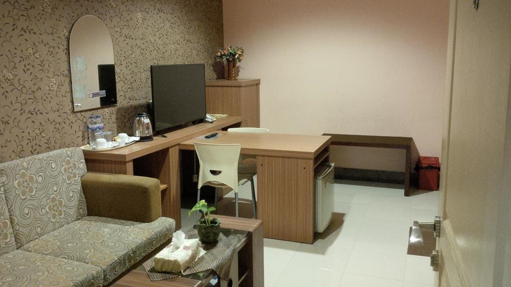 Patria Palace Hotel Blitar Eksteriør billede